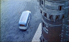 『淫虐地獄』 1971　約15分：城の玄関前、上から