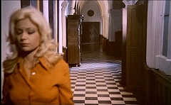 『淫虐地獄』 1971　約16分：玄関入って左へ、一階廊下