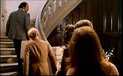 『淫虐地獄』 1971　約17分：一階廊下の先にある湾曲階段