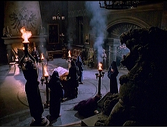 『ドラキュラ血のしたたり』 1971　約21分：城の広間、暖炉の向かい側・やや上から