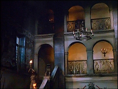 『ドラキュラ血のしたたり』 1971　約25分：城の広間、暖炉の向かい側の二層式歩廊、左寄り