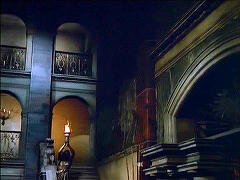 『ドラキュラ血のしたたり』 1971　約25分：城の広間、暖炉の向かい側の二層式歩廊、右寄り