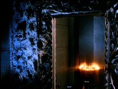 『ドラキュラ血のしたたり』 1971　約29分：鏡（暖炉から見て左手の幅広アーチの奥）