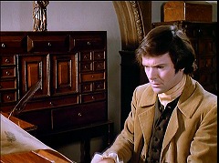 『ドラキュラ血のしたたり』 1971　約48分：チェンバロに向かうアントン　奥にキャビネット