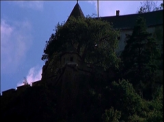 『ドラキュラ血のしたたり』 1971　約1時間14分：城の外観、下から（細部）