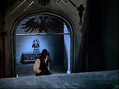『ドラキュラ血のしたたり』 1971　約1時間15分：二層式歩廊の中央下の階段