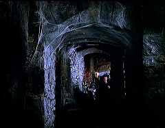 『ドラキュラ血のしたたり』 1971　約1時間16分：トンネル状通路