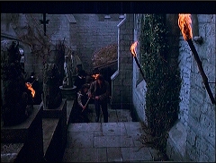 『ドラキュラ血のしたたり』 1971　約1時間17分：玄関への階段