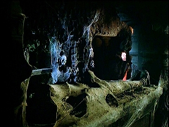 『ドラキュラ血のしたたり』 1971　約1時間20分：納骨堂・トンネル状通路に入ったところ