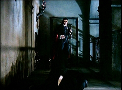 『ドラキュラ血のしたたり』 1971　約1時間22分：二層式歩廊の二階、広間から見て右方