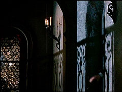 『ドラキュラ血のしたたり』 1971　約1時間23分：二層式歩廊の二階、広間から見て左方　右手前の壁に螺旋階段からの出入口