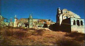 『ワルプルギスの夜 － ウルフVSヴァンパイア －』 1971　約9分：丘の上の廃墟