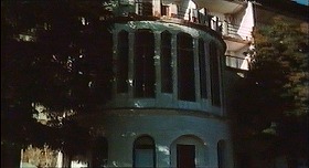 『ワルプルギスの夜 － ウルフVSヴァンパイア －』 1971　約15分：屋敷の外観