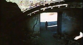 『ワルプルギスの夜 － ウルフVSヴァンパイア －』 1971　約30分：廃墟、上からアーチ越しに