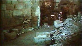 『ワルプルギスの夜 － ウルフVSヴァンパイア －』 1971　約31分：廃墟の一角