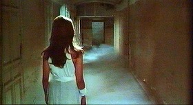 『ワルプルギスの夜 － ウルフVSヴァンパイア －』 1971　約34分：屋敷　霧の這う廊下