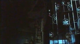 『ワルプルギスの夜 － ウルフVSヴァンパイア －』 1971　約37分：屋敷　階段と装飾格子戸
