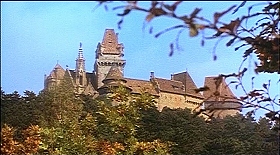 『処刑男爵』 1972　約5分：城の外観、森越しに車中から