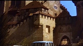 『処刑男爵』 1972　約5分：城門前