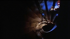 『処刑男爵』 1972　約16分：螺旋階段、上から