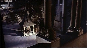『処刑男爵』 1972　約37分：二階(?)歩廊から中庭を見下ろす
