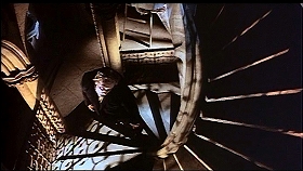 『処刑男爵』 1972　約41分：螺旋階段、上から