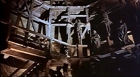 『処刑男爵』 1972　約41分：地下広間の中二階(?)歩廊と階段