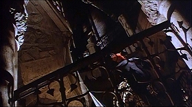 『処刑男爵』 1972　約54分：螺旋階段、下から