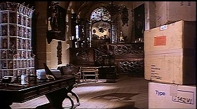 『処刑男爵』 1972　約55分：段差のある長い部屋、左の壁添いに陶製ストーヴ