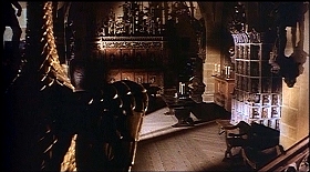 『処刑男爵』 1972　約1時間24分：回廊状大図書室(?)への降り口、右の壁添いに陶製ストーヴ