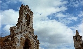 『エル・ゾンビ 落武者のえじき』 1972　約0分：廃墟　教会と角塔　下から