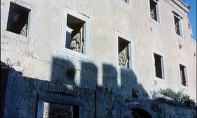 『エル・ゾンビ 落武者のえじき』 1972　約0分：廃墟　三階分の壁