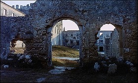『エル・ゾンビ 落武者のえじき』 1972　約1分：廃墟　半円アーチ二つと穴のある壁