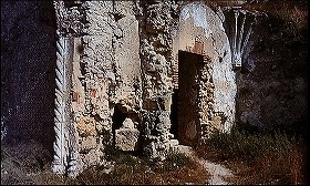 『エル・ゾンビ 落武者のえじき』 1972　約1分：廃墟　捻り柱と方形扉口、リヴのある壁