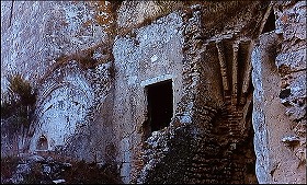 『エル・ゾンビ 落武者のえじき』 1972　約2分：廃墟　捻り柱と方形扉口、リヴのある壁