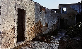 『エル・ゾンビ 落武者のえじき』 1972　約2分：廃墟　方形扉口のある壁、奥に二つ扉の家屋