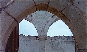 『エル・ゾンビ 落武者のえじき』 1972　約2分：廃墟　尖頭アーチ、奥にもアーチ