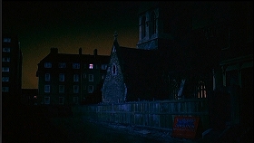 『ドラキュラ'72』 1972　約23分：夜の廃教会、外観