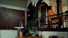 『ドラキュラ'72』 1972　約49分：ジョニーの家、段差あり