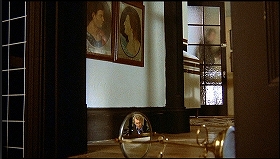 『ドラキュラ'72』 1972　約1時間24分：ジョニーの家　床に円型鏡