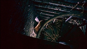『ドラキュラ'72』 1972　約1時間31分：中二階への螺旋階段、上から