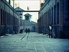 『ター博士の拷問地下牢』 1973　約24分：左右を棟にはさまれた路地
