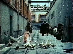 『ター博士の拷問地下牢』 1973　約31分：左右を棟にはさまれた路地