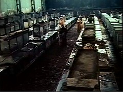 『ター博士の拷問地下牢』 1973　約1時間2分：のぞきケースの並ぶ広間
