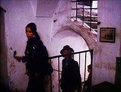 『吸血女地獄』 1973　約8分：階段から二階へ