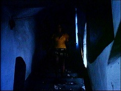 『吸血女地獄』 1973　約32分：階段、下から