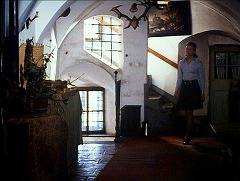 『吸血女地獄』 1973　約1時間3分：階段から二階廊下へ