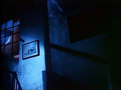 『吸血女地獄』 1973　約1時間33分：階段室、下から