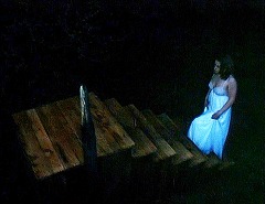 『吸血女地獄』 1973　約1時間39分：屋外の壇と階段、上から
