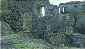 『イザベルの呪い』 1973　約11分：城がそびえる小山のふもとにある廃墟